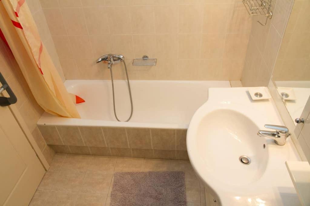 אתונה Spacious Family Flat Near Parthenon Free Parking מראה חיצוני תמונה