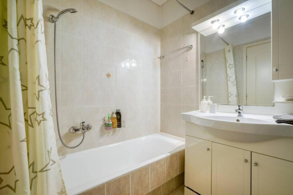 אתונה Spacious Family Flat Near Parthenon Free Parking מראה חיצוני תמונה